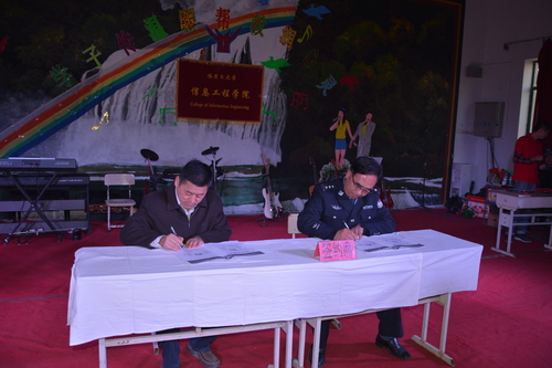 南口监狱与信息工程学院双方领导签订社会帮教协议（摄影：民警陈桂敏）
