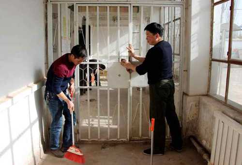 兵团监狱管理局第三批“访惠聚”10连工作组开展为期两天“环境卫生清扫活动”