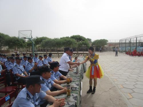 演唱家与监狱警察握手互动1