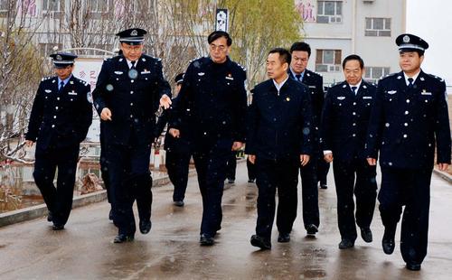 崔政委一行在师局领导陪同下来监狱检查工作