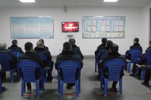 组织在岗民警收看直播