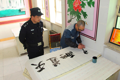 民警张万军指导服刑人员黄某学习毛笔书法_副本