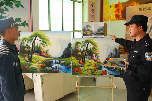 民警张万军自己创作油画作品后，布置给服刑人员学习，然后对作品进行比对讲评_副本
